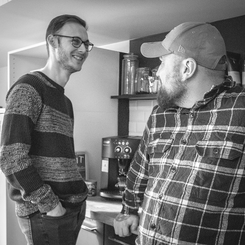 L'équipe Neikin discutant autour de la cafetière