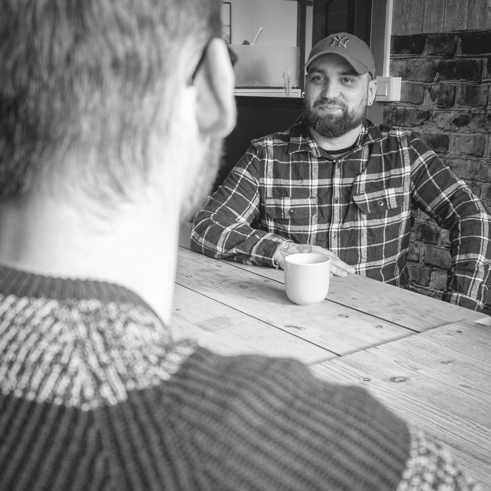 Antoine, développeur chez Neikin, expliquant un concept avec ses collègues